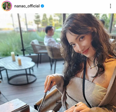 食事中の女性