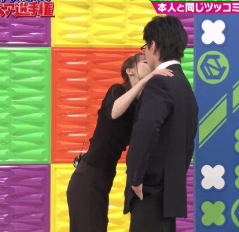 男性の肩に手をかける女性