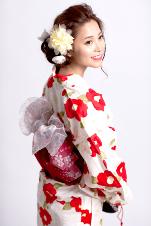 白×赤 白地に浮かぶ椿がレトロクラシックな浴衣10点セット | YUKATA 